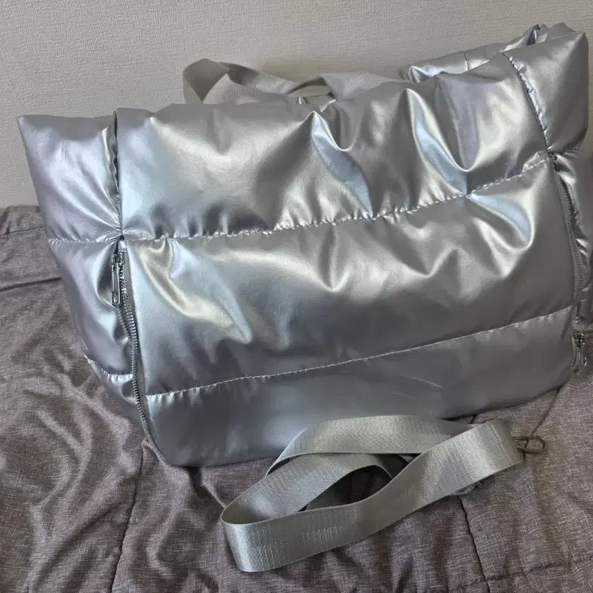 [BUNJANG] Silver Padded Bag / 여행 보부상 실버 패딩백