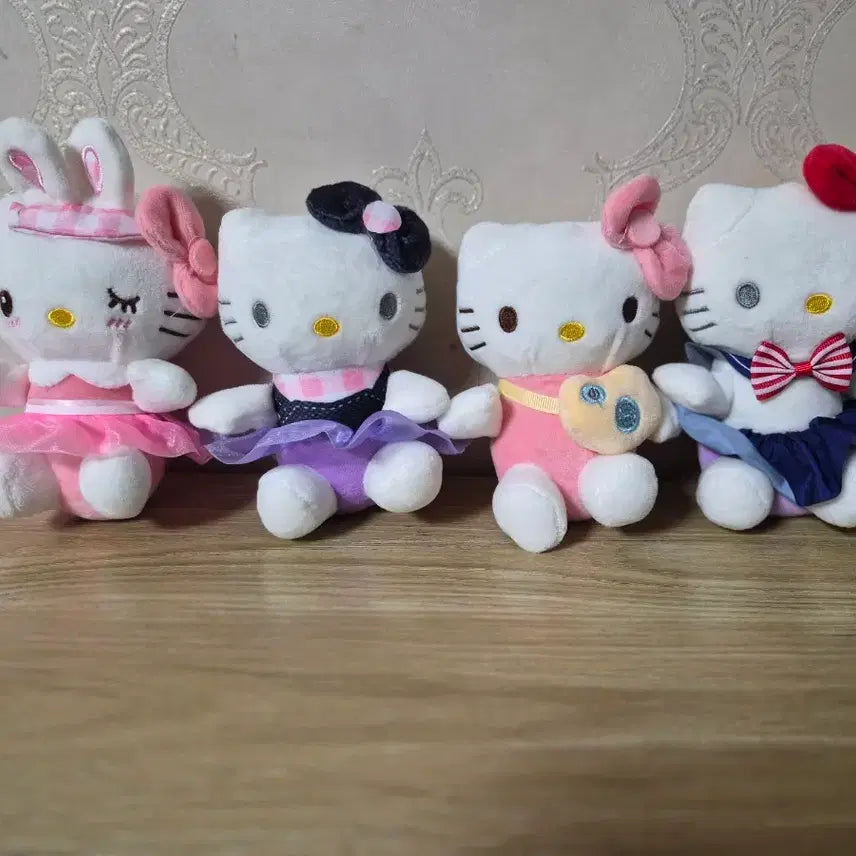[BUNJANG] Hello Kitty Plush Keychain Bag Charm / 새제품급 키티 인형 키티 키링 가방고리