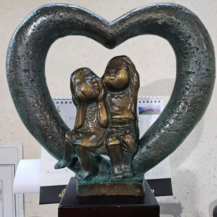 [BUNJANG] Bronze Lover Figurine with Heart Sculpture / 하트 조형물 연인 브론즈 장식품