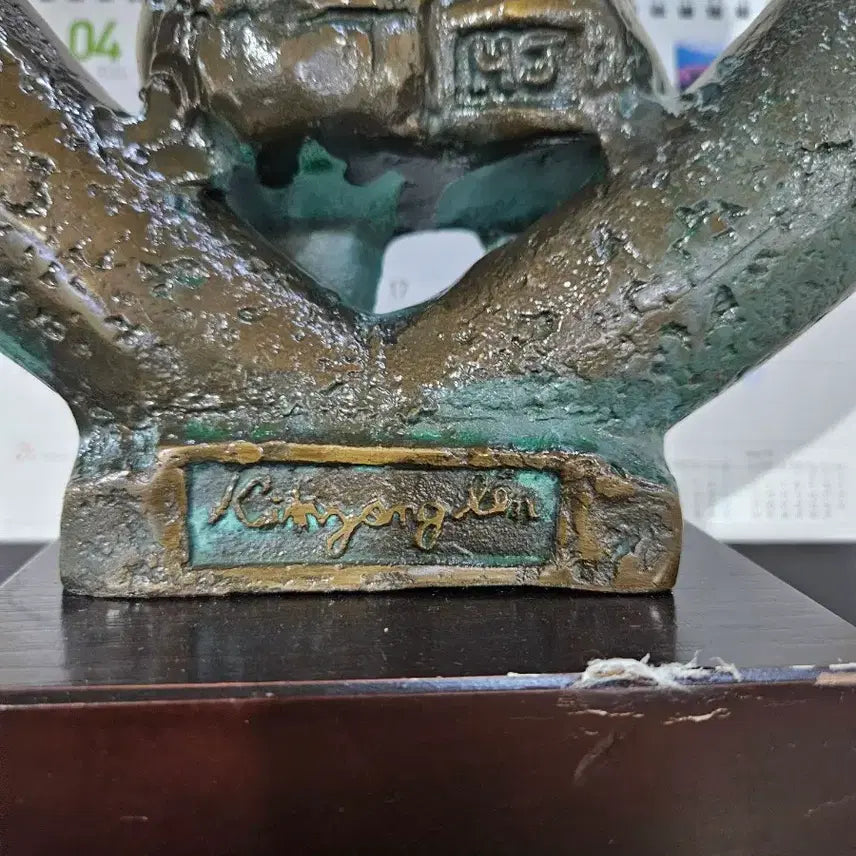 [BUNJANG] Bronze Lover Figurine with Heart Sculpture / 하트 조형물 연인 브론즈 장식품