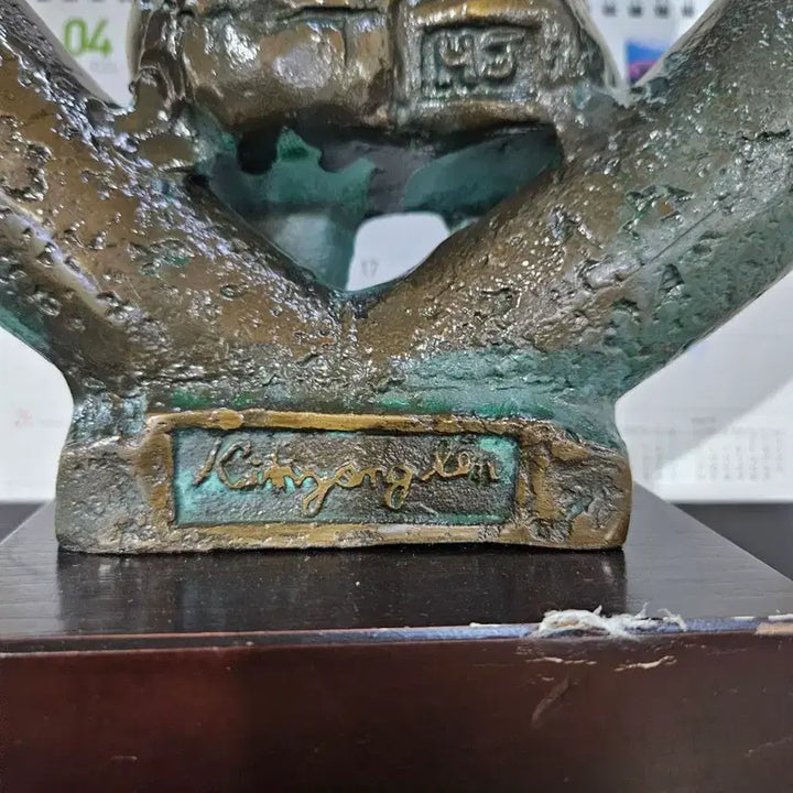 [BUNJANG] Bronze Lover Figurine with Heart Sculpture / 하트 조형물 연인 브론즈 장식품