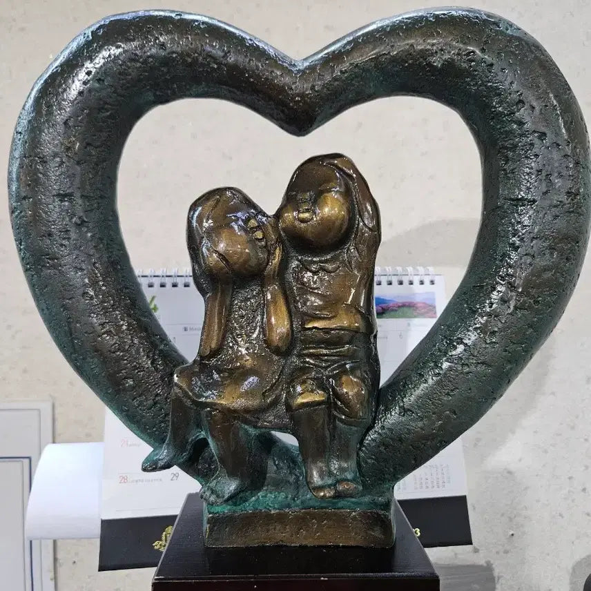 [BUNJANG] Bronze Lover Figurine with Heart Sculpture / 하트 조형물 연인 브론즈 장식품