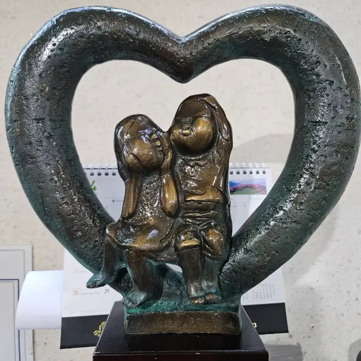 [BUNJANG] Bronze Lover Figurine with Heart Sculpture / 하트 조형물 연인 브론즈 장식품