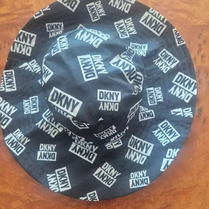 [BUNJANG] DKNY Reversible Bucket Hat / DKNY 챙 큰 리버시블 버킷햇