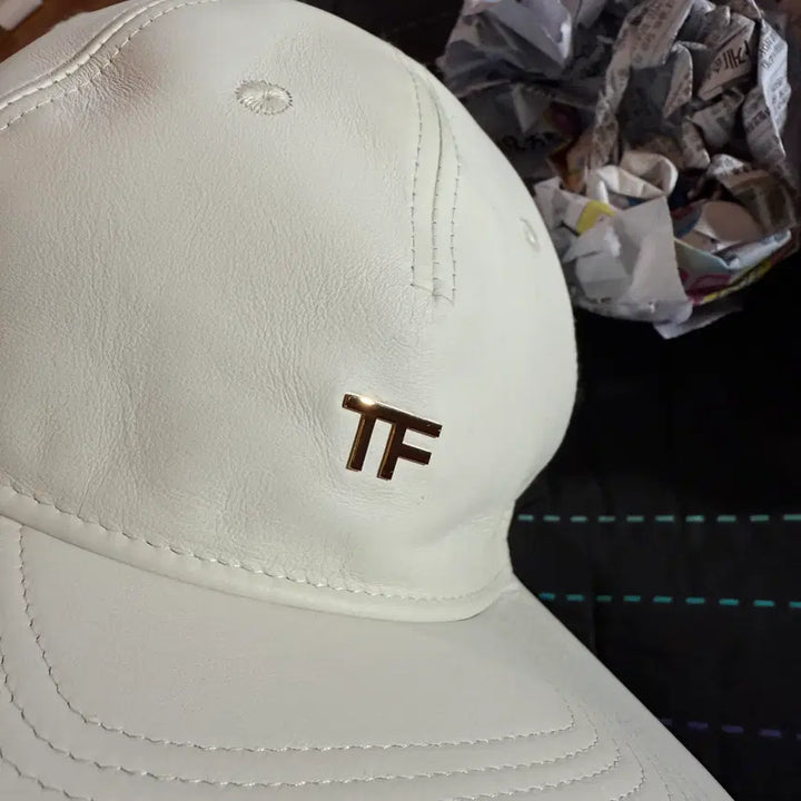 [BUNJANG] 톰포드 23 S/S 금장 TF 로고 레더 볼캡 판매 합니다. / 톰포드 23 S/S 금장 TF 로고 레더 볼캡 판매 합니다.