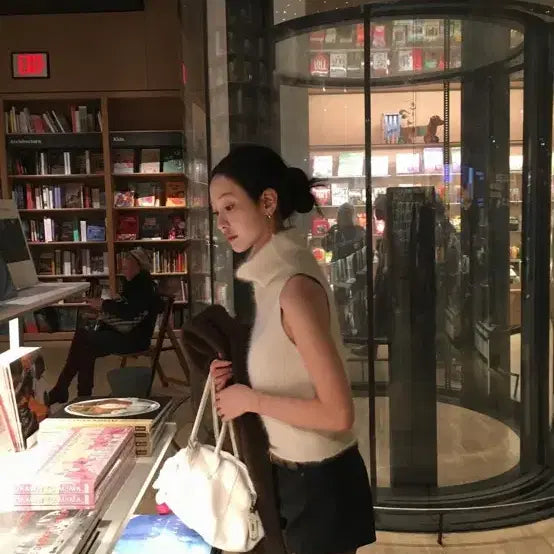 [BUNJANG] Pibian Angora High-Neck Sleeveless Knit / 피브안 앙고라 하이넥 폴라 나시니트 모헤어