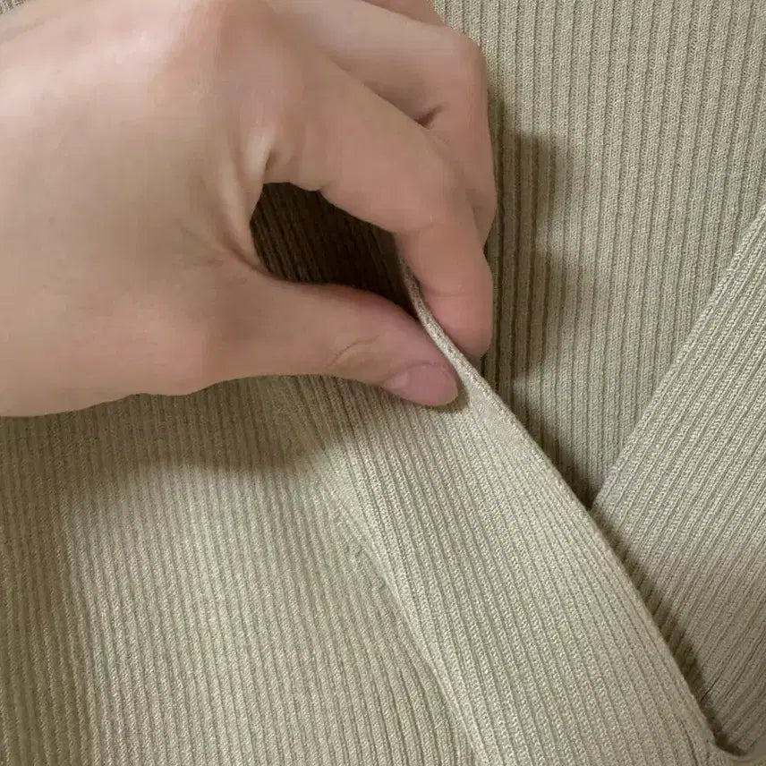 [BUNJANG] Reine Khaki Beige V-Neck Knit / 렌느 reine 카키베이지 브이넥니트
