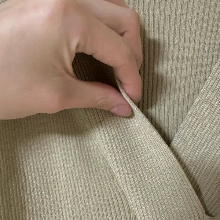 [BUNJANG] Reine Khaki Beige V-Neck Knit / 렌느 reine 카키베이지 브이넥니트