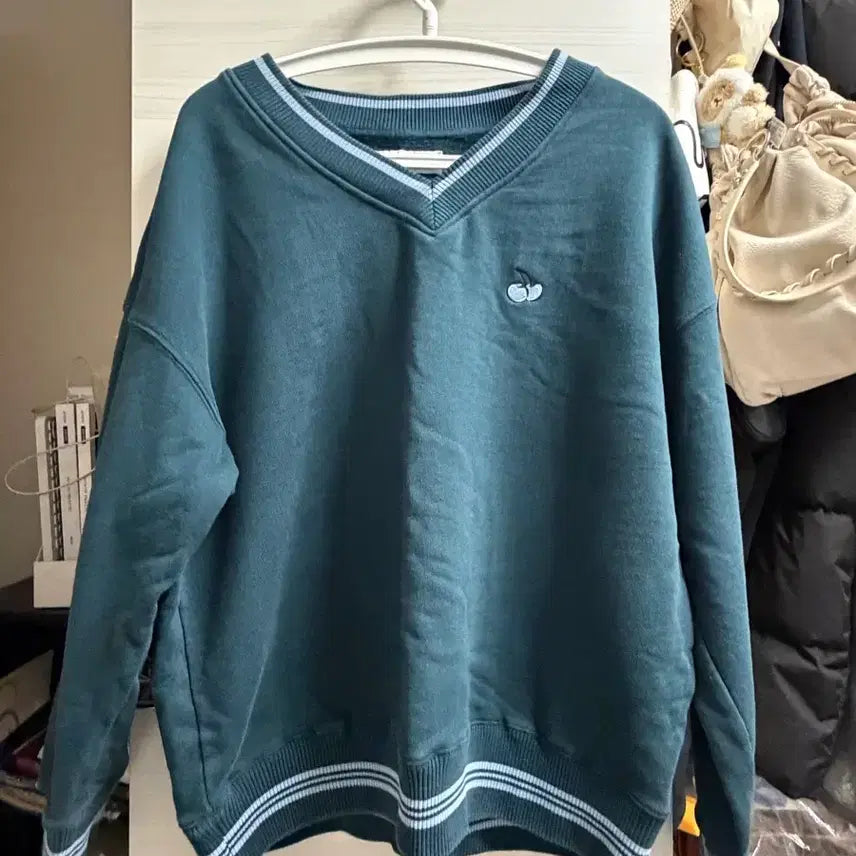 [BUNJANG] Kirsh V-Neck Sweatshirt Teal / <옷장정리>키르시 브이넥 맨투맨 청록색
