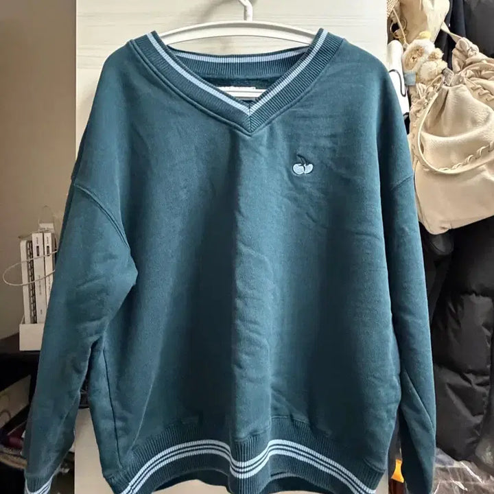 [BUNJANG] Kirsh V-Neck Sweatshirt Teal / <옷장정리>키르시 브이넥 맨투맨 청록색