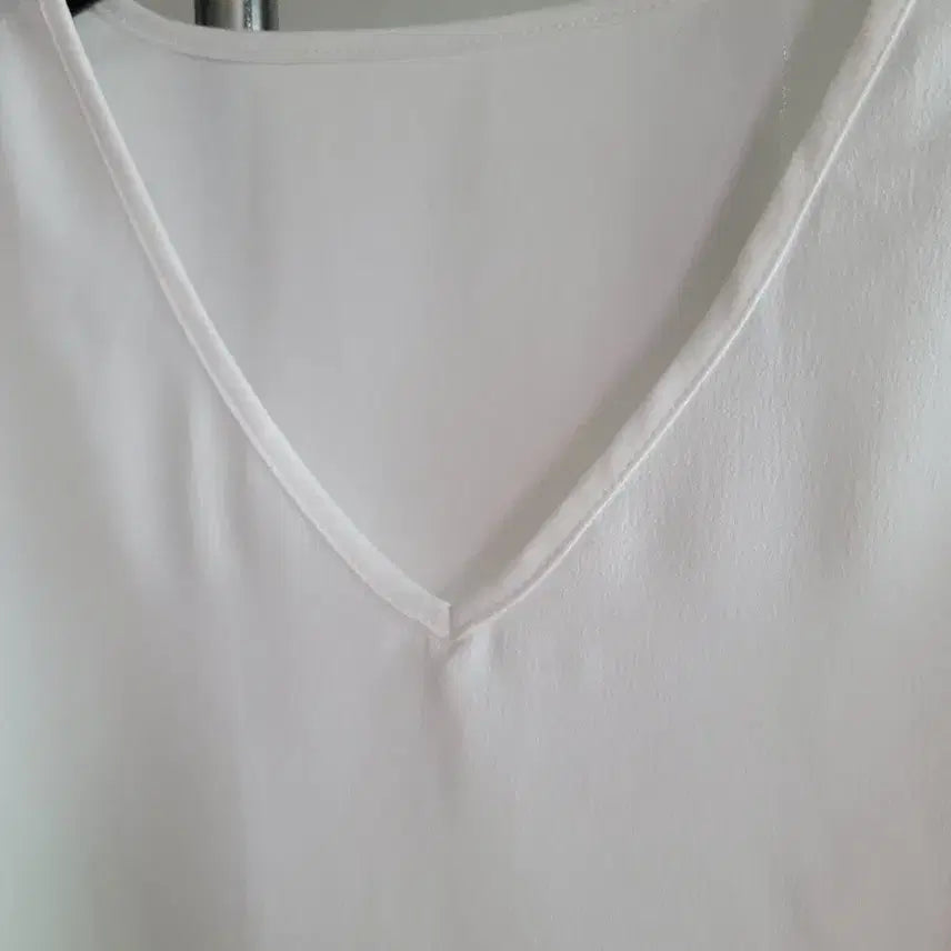 [BUNJANG] V-Neck Ruffle Sleeve Women&