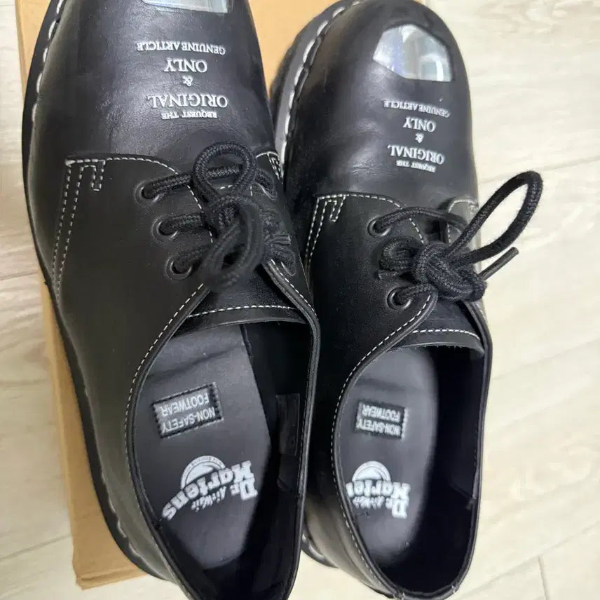 [SOLD OUT] 닥터마틴 270size 벡스 스틸토 팝니다 상태S급