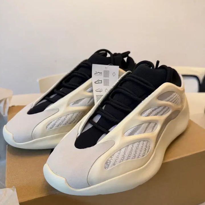 [BUNJANG] Adidas Yeezy 700 V3 Cream (Receipt 2019 Version) Sneakers / [영수증2019버전]아디다스 이지 700 V3 크림 275mm 새제품