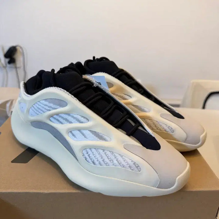 [BUNJANG] Adidas Yeezy 700 V3 Cream (Receipt 2019 Version) Sneakers / [영수증2019버전]아디다스 이지 700 V3 크림 275mm 새제품