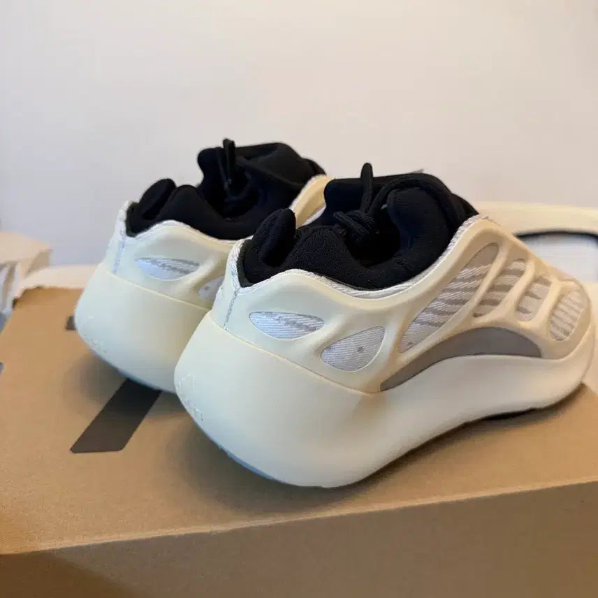 [BUNJANG] Adidas Yeezy 700 V3 Cream (Receipt 2019 Version) Sneakers / [영수증2019버전]아디다스 이지 700 V3 크림 275mm 새제품