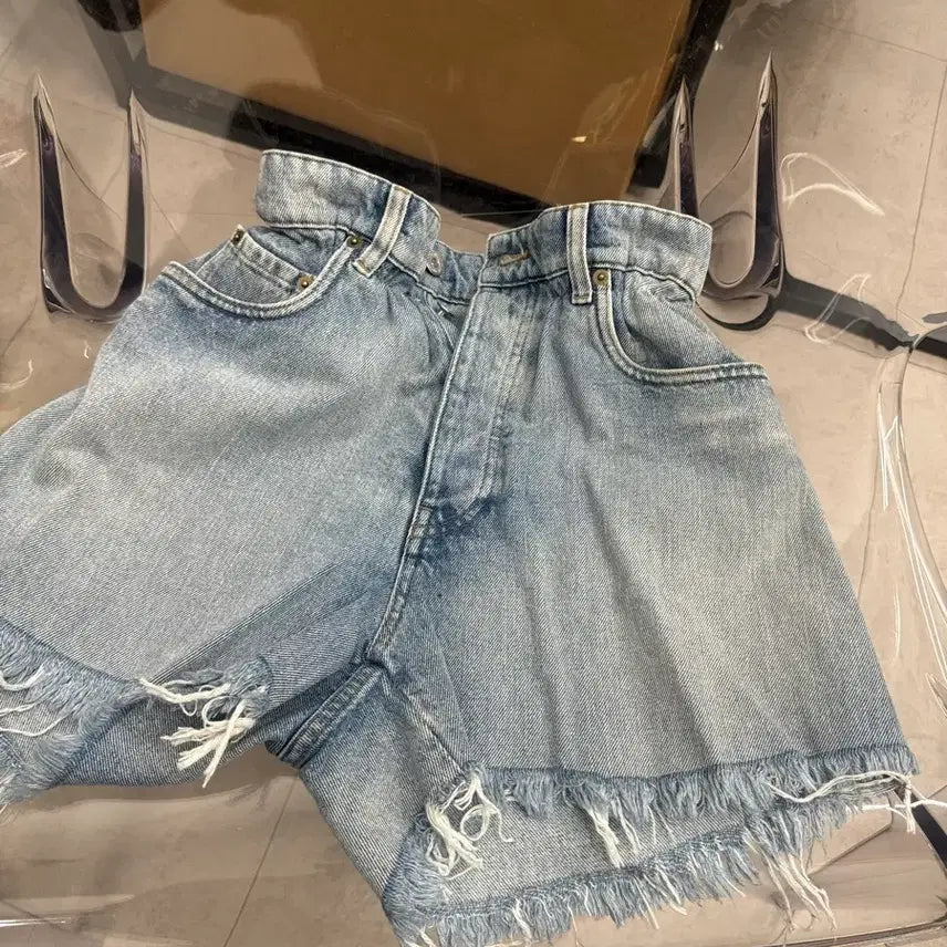 [BUNJANG] Miu Miu Denim Cut-off Shorts / 미우미우 데님 반바지 컷오프진