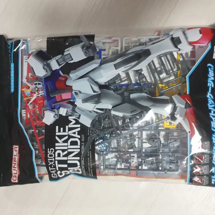 [BUNJANG] Bandai Entry Grade Strike Light Gundam Plastic Model / 엔트리그레이드 스트라이크 라이트 건담 반다이 프라모델 EG 건담베이스