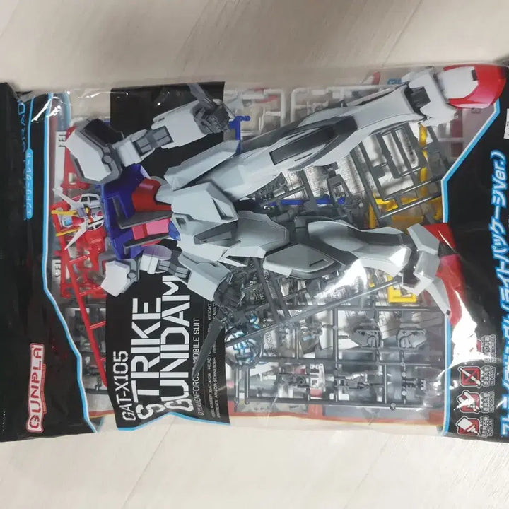 [BUNJANG] Bandai Entry Grade Strike Light Gundam Plastic Model / 엔트리그레이드 스트라이크 라이트 건담 반다이 프라모델 EG 건담베이스