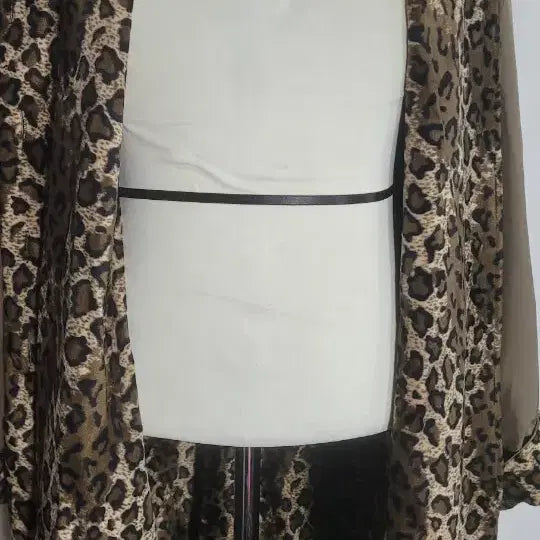 [BUNJANG] Beige Long Coat with Leopard Lining (Size 100) / 베이지색 롱 코트 + 레오파드 안감 100