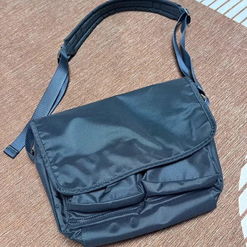 [BUNJANG] Hah Grey Crossbody Messenger Bag / Hah 그레이 크로스백 메신저백