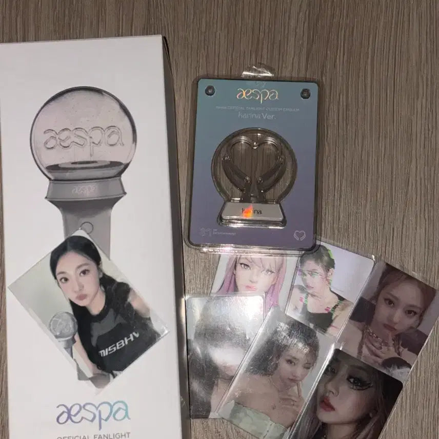 [SOLD OUT] 에스파 공식 응원봉 + 포토카드+앰블럼