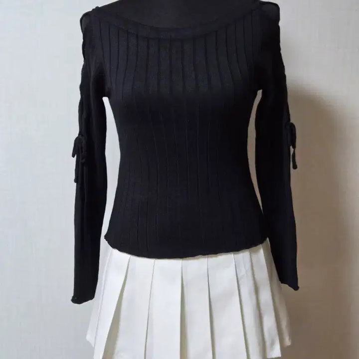 [BUNJANG] Cut-out X-String Detail Knit Top / 블랙 컷아웃 팔X 자 스트링 포인트