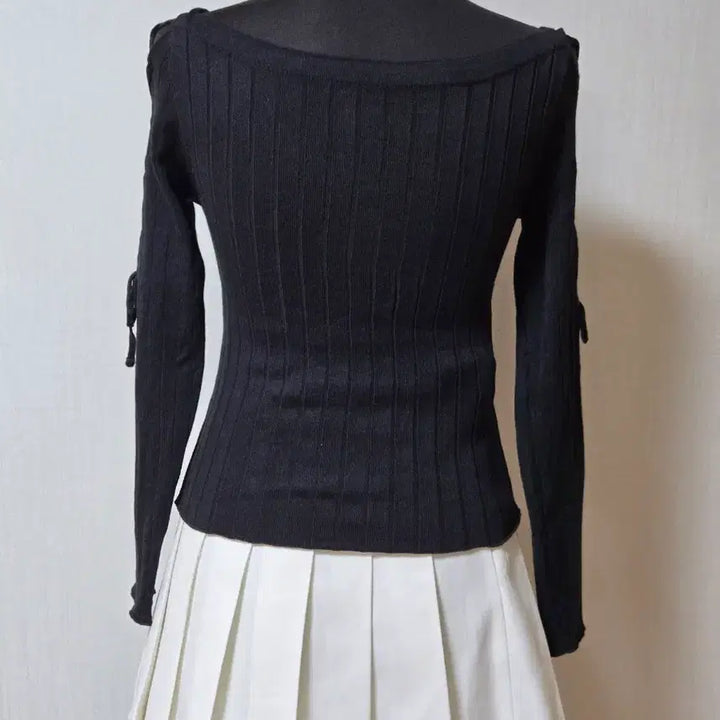 [BUNJANG] Cut-out X-String Detail Knit Top / 블랙 컷아웃 팔X 자 스트링 포인트