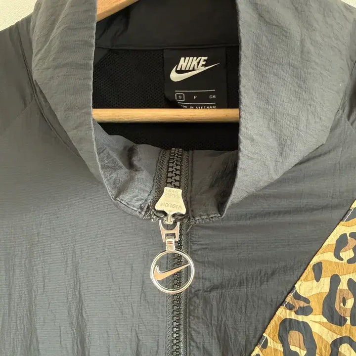 [BUNJANG] Nike Leopard Big Swoosh Windbreaker / 나이키(NIKE) 레오파드 빅 스우시 윈드 브레이커