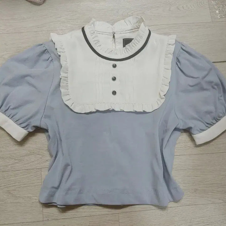 [BUNJANG] Frill Collar Puff Sleeve Blouse / 프릴 카라 퍼프 반팔 블라우스 양산형지뢰계