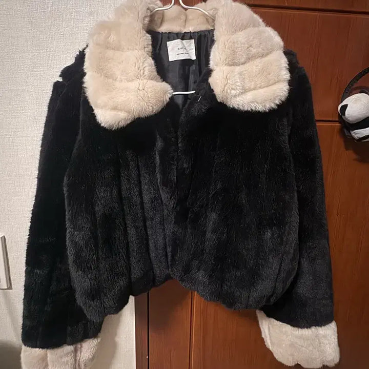 [BUNJANG] Cropped Hook Faux Fur Collar Contrast Jacket / 크롭 후크 퍼 카라 배색 자켓 (상태좋음!)