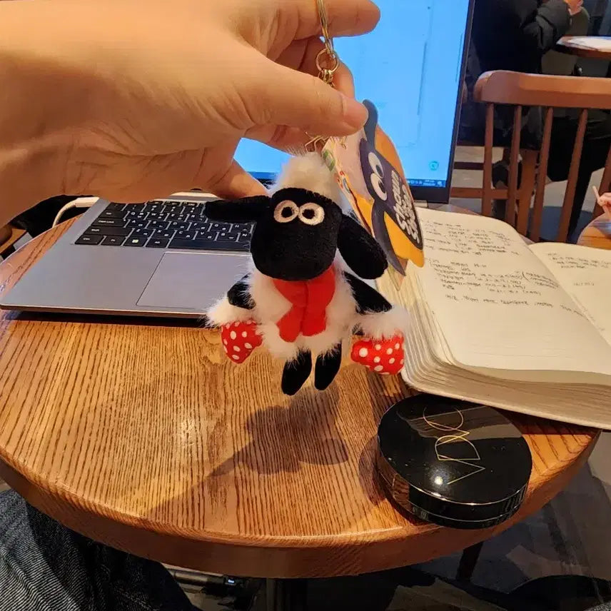 [BUNJANG] Shaun the Sheep Doll Keychain / (정품 새상품) 숀더쉽 인형 키링 빨간목도리 벙어리장갑