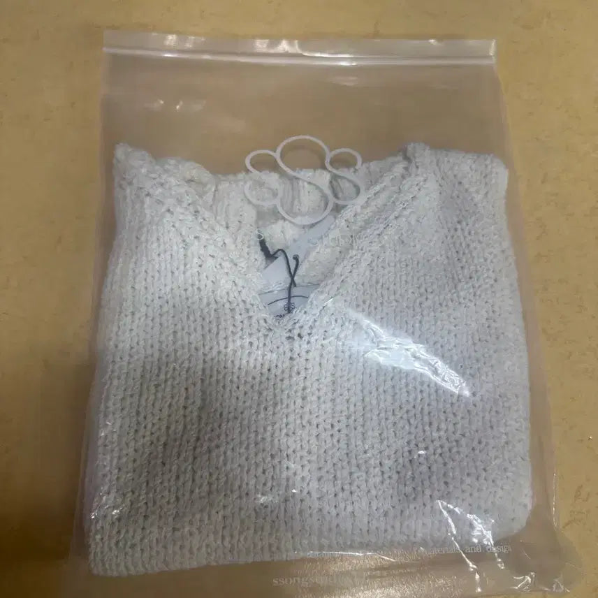 [BUNJANG] Ssong Studio COZI Sleeveless Knit White / 쏭스튜디오 COZI SLEEVELESS KNIT 화이트
