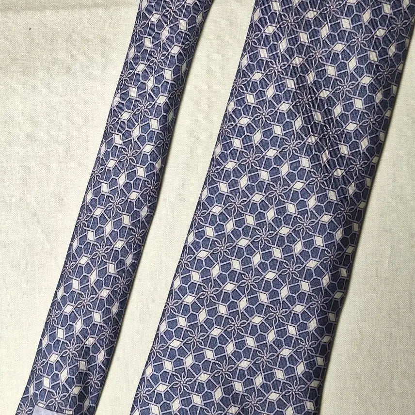 [BUNJANG] Hermès Blue Gray Hexagonal Diamond Pattern Silk Tie / 에르메스 블루그레이 육각격자 다이아패턴 실크 넥타이