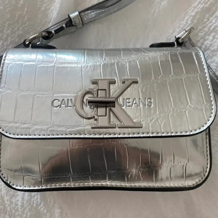 [BUNJANG] Calvin Klein Mini Crossbody Bag - Silver / CK 캘빈클라인 미니 크로스백 - 실버