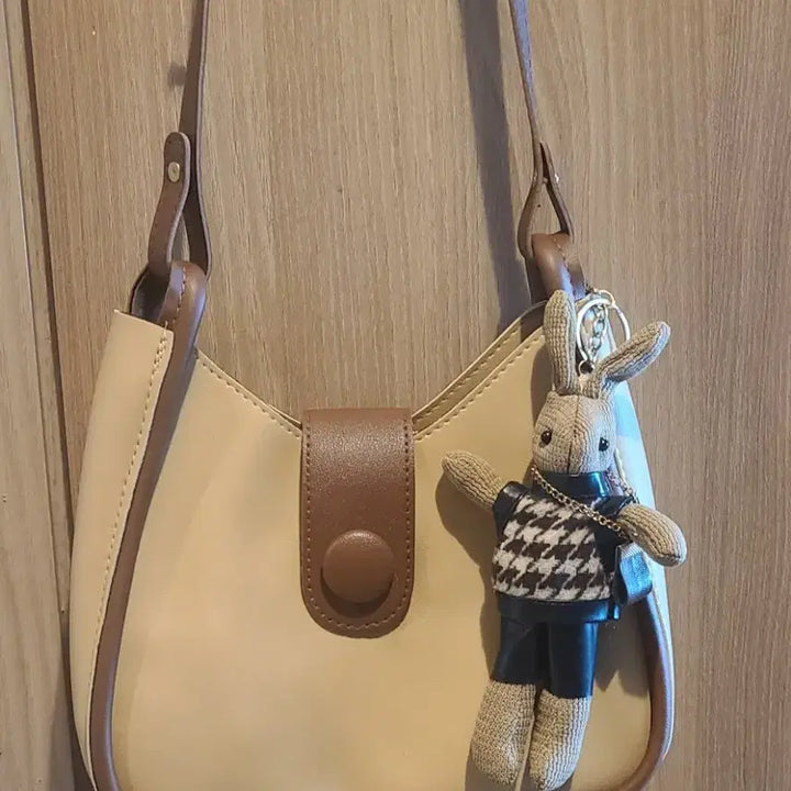 [BUNJANG] Rabbit Charm Crossbody &amp; Shoulder Bag (Beige) / (새상품) 예쁜 토끼키링 크로스&amp;숄더백(베이지/토끼키링포함)