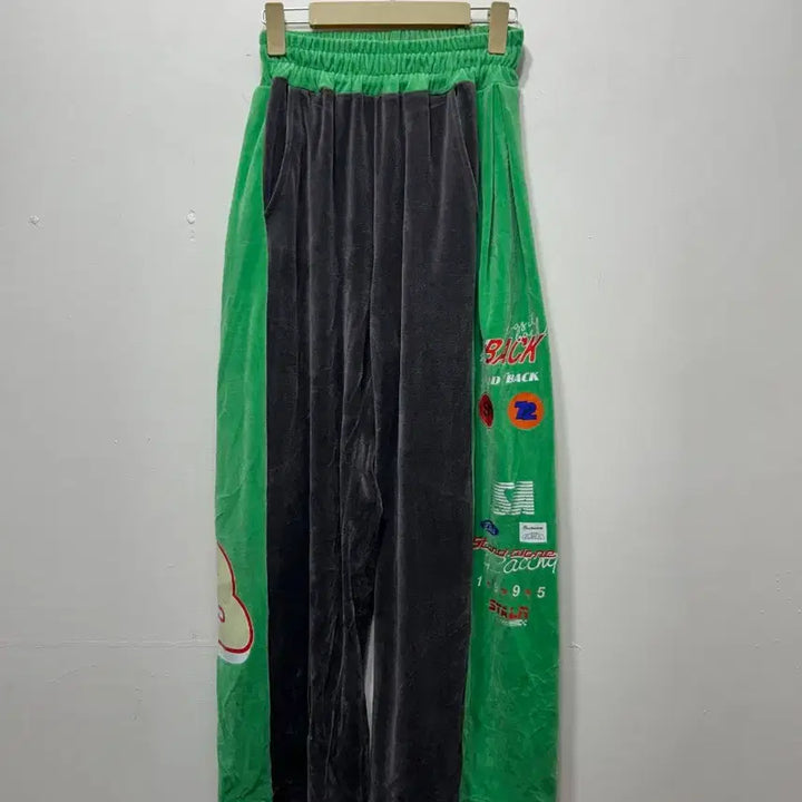 [BUNJANG] Green Velvet Wide Training Pants / 벨벳 그린 배색 와이드 트레이닝 팬츠