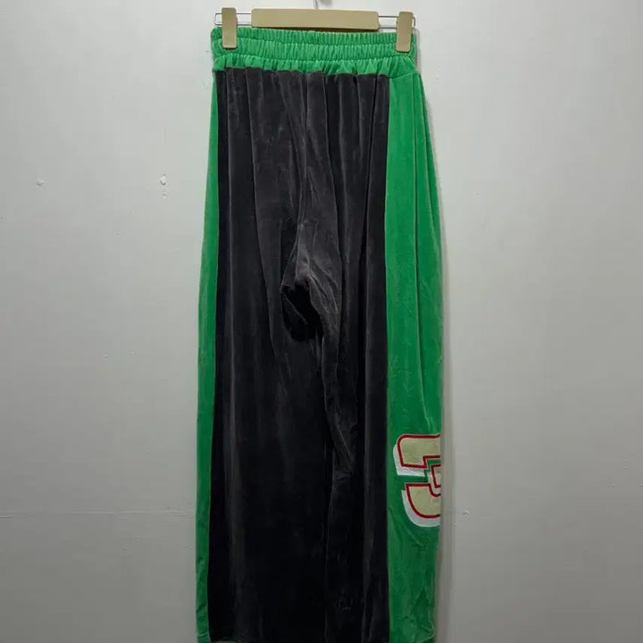 [BUNJANG] Green Velvet Wide Training Pants / 벨벳 그린 배색 와이드 트레이닝 팬츠