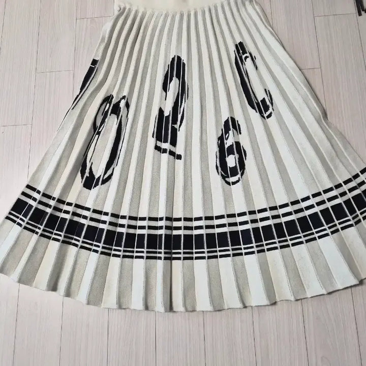 [BUNJANG] Nice Claup Number Pattern Knit Pleated Long Skirt / 나이스클랍 유니크한 숫자 패턴 니트 플리츠 롱스커트