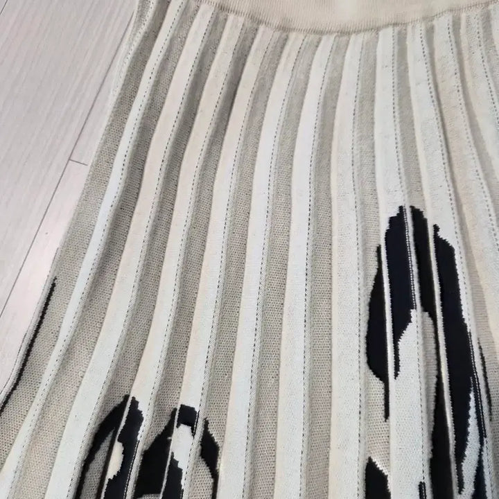 [BUNJANG] Nice Claup Number Pattern Knit Pleated Long Skirt / 나이스클랍 유니크한 숫자 패턴 니트 플리츠 롱스커트