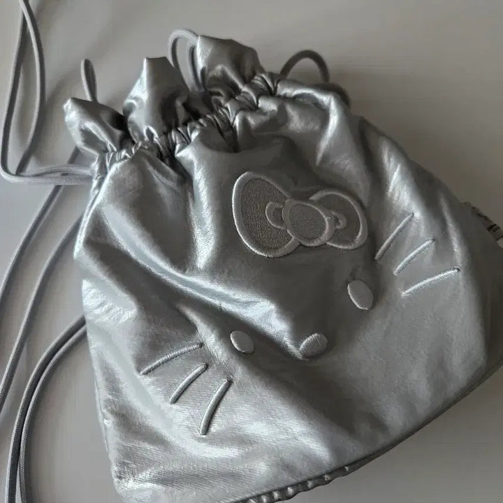 [BUNJANG] Joseph &amp; Stacey Hello Kitty Drawstring Crossbody Bag Silver / 조셉앤스테이시 헬로키티 드로우스트링 크로스백 실버 복조리