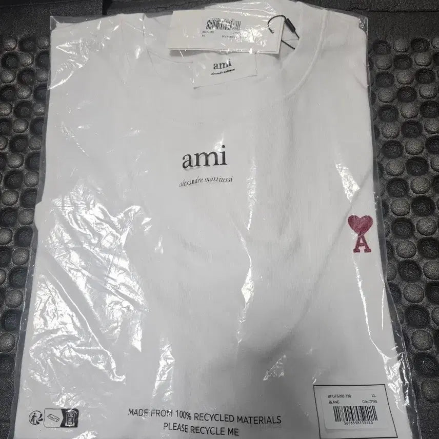 [SOLD OUT] 아미 스몰 하트 로고 흰색 반팔티xl