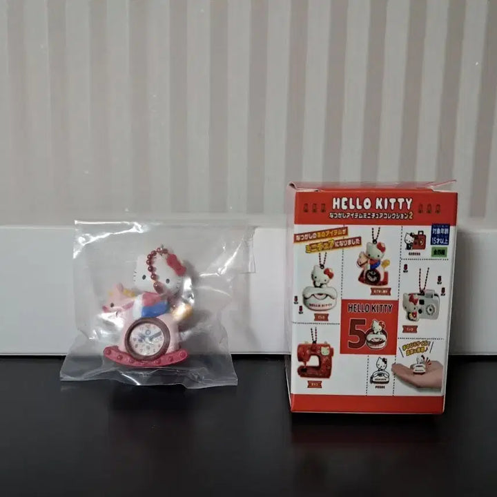 [BUNJANG] Sanrio 50th Anniversary Hello Kitty Carousel Clock Figure Keychain / 산리오 50주년 헬로키티 시계 회전목마 피규어