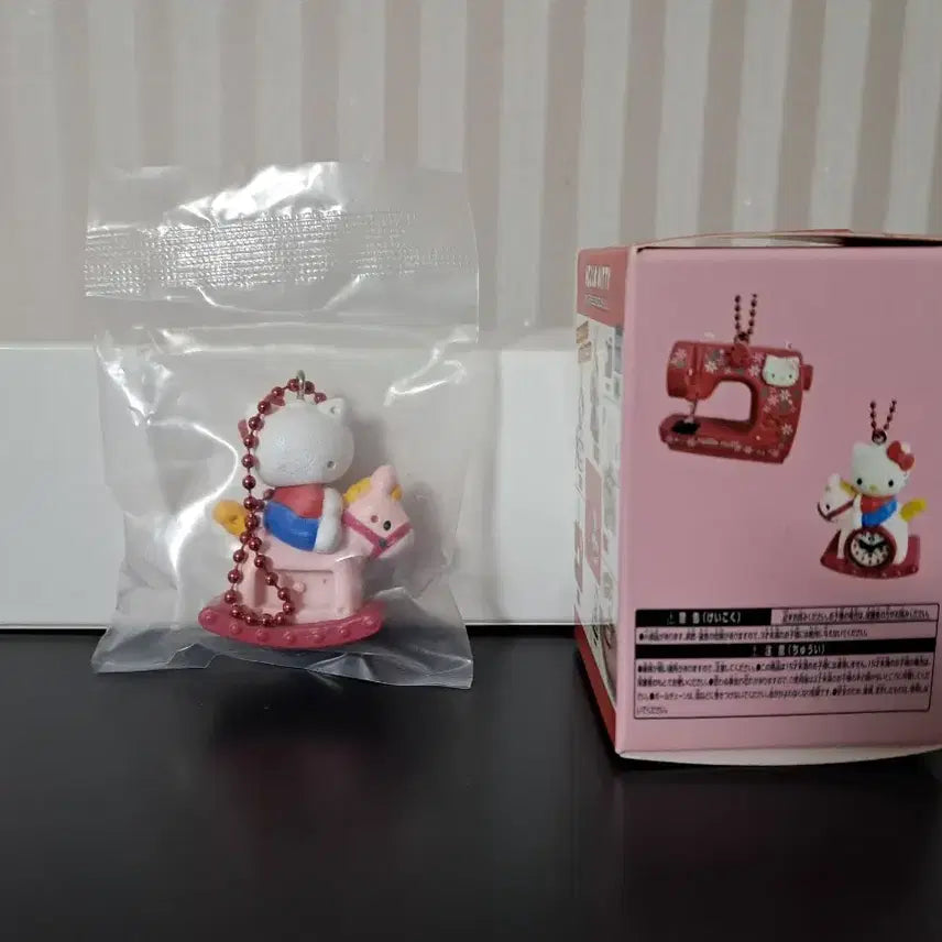 [BUNJANG] Sanrio 50th Anniversary Hello Kitty Carousel Clock Figure Keychain / 산리오 50주년 헬로키티 시계 회전목마 피규어