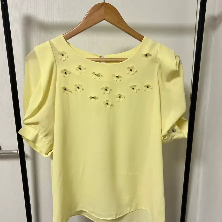 [BUNJANG] Yellow Floral Embellished Blouse / 노란색 꽃 장식 블라우스 1030