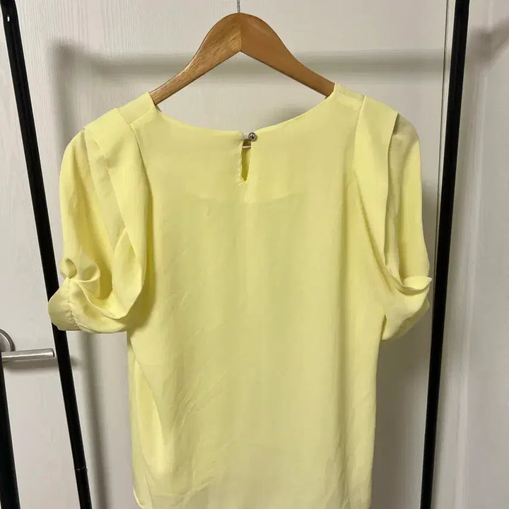 [BUNJANG] Yellow Floral Embellished Blouse / 노란색 꽃 장식 블라우스 1030