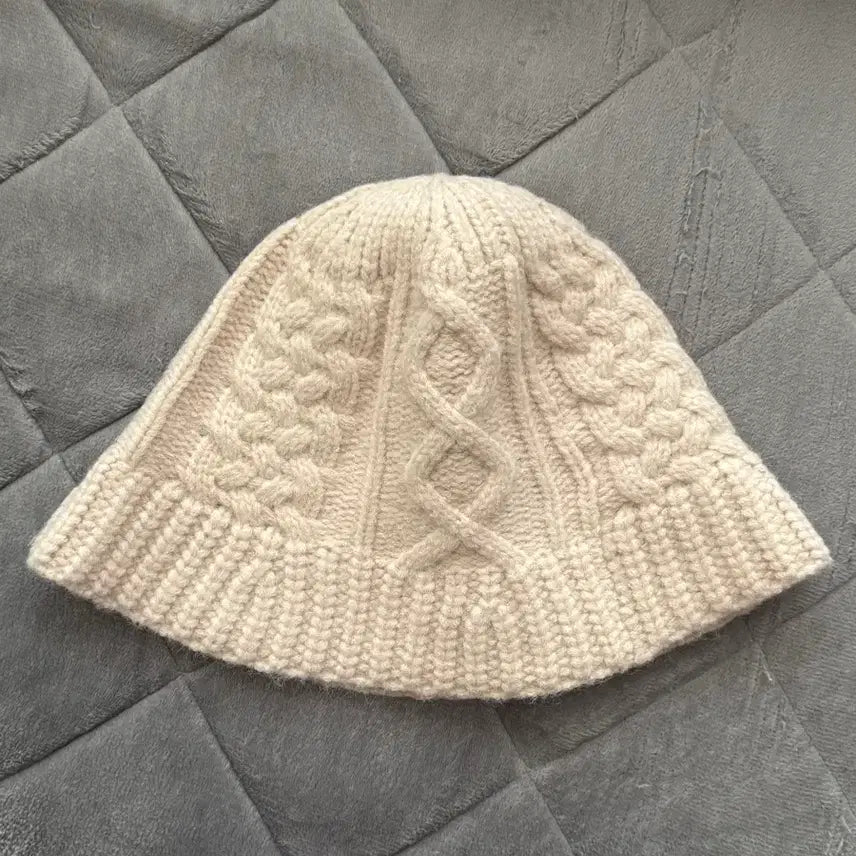 [BUNJANG] 8 Seconds Cable Knit Bucket Hat / 에잇세컨즈 꽈배기 니트 버킷햇