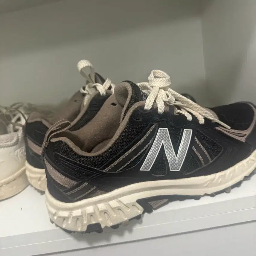 [BUNJANG] New Balance Black Sneakers / 뉴발란스 블랙 운동화