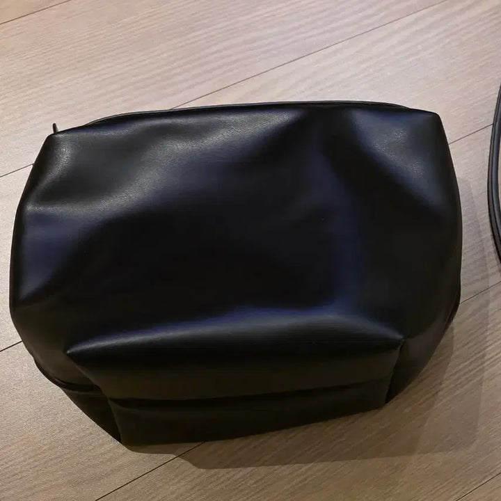 [BUNJANG] Black Leather Pouch Bag with Cross Strap / <새것> 블랙레더 파우치백/블랙레더 크로스 스트랩