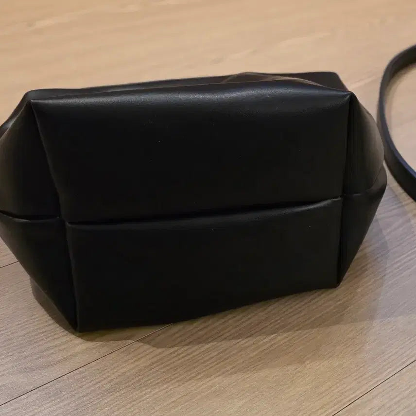 [BUNJANG] Black Leather Pouch Bag with Cross Strap / <새것> 블랙레더 파우치백/블랙레더 크로스 스트랩