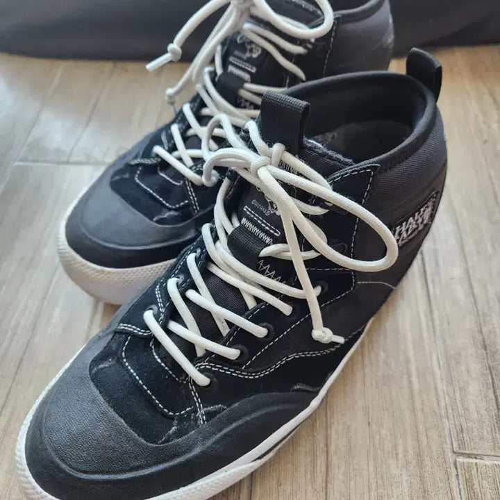 [BUNJANG] Vans MTE Half Cab Gore-Tex Black Sneakers / 반스 MTE 하프 캡 고어텍스 블랙 (280)